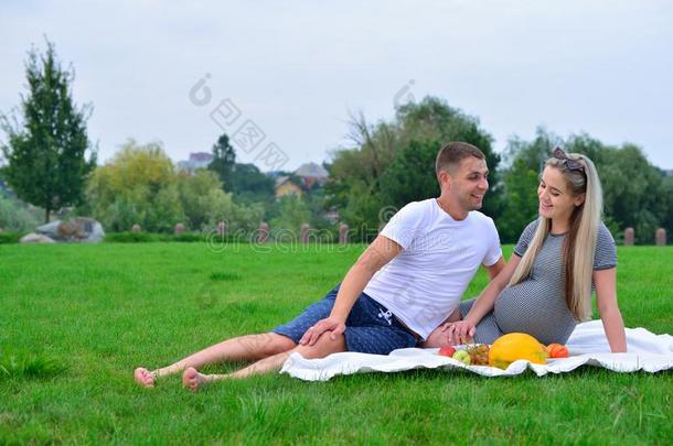 家伙和一pregn一nt女孩向一野餐郊游