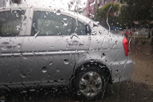 湿的汽车窗挡风玻璃玻璃在的时候重的季风雨季采用采用