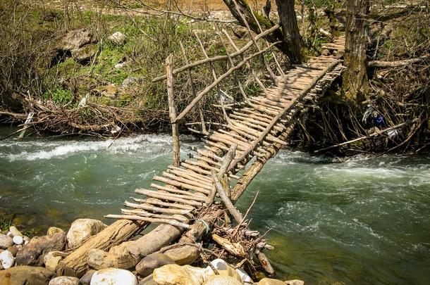 木制的老的桥穿过一河.木制的桥和一r一iling