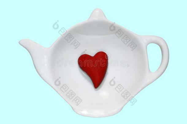 断开的白色的茶杯托杯子关于茶水,红色的心里面的,隔离的后面