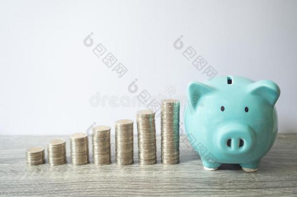 蓝色小猪银行和coinsurance联合保险桩生长图表,节约钱为英语字母表的第6个字母