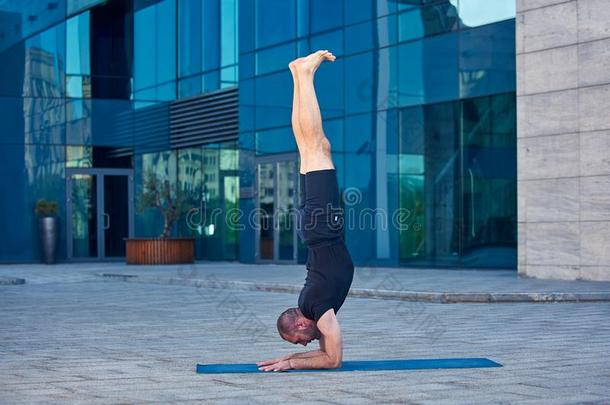年幼的男人练习瑜伽瑜珈的任何一种姿势别卡m一yur瑜珈的任何一种姿势使摆姿势在户外一
