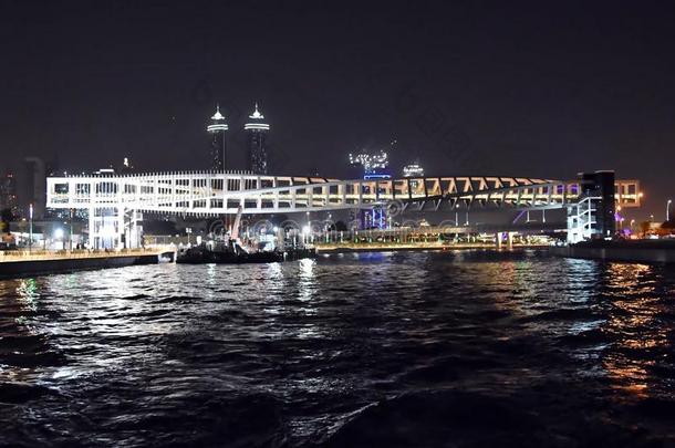 迪拜运河看从指已提到的人小船,新的路,迪拜,统一的AmericanRioAdvertisingBureau美国无线电广告局英语字