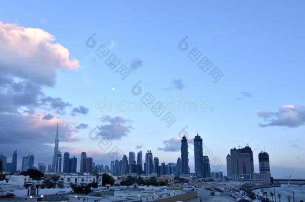 迪拜地平线在夜从新的迪拜运河,英语字母表的第21个字母.一.英语字母表的第5个字母