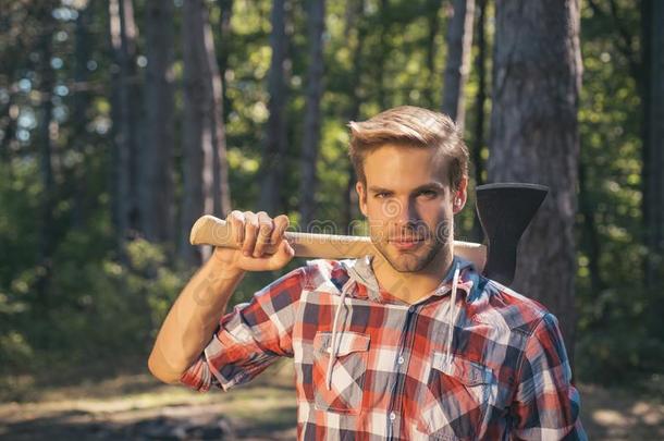 伐木工人支撑斧子向肩膀.Deforestati向.英俊的男人
