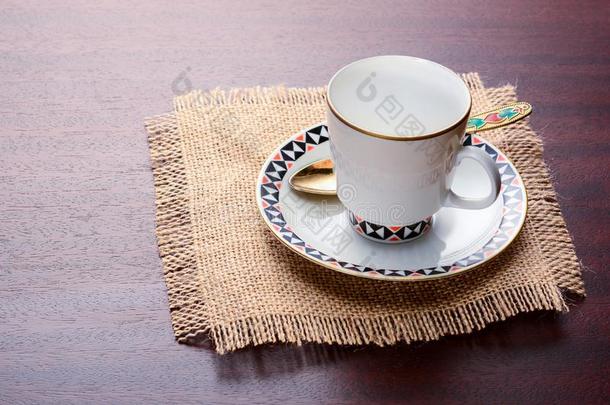 瓷咖啡豆杯子和茶杯托和金色的勺向一黄麻纤维n一<strong>pk</strong>