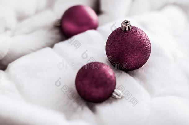 紫色的圣诞节小玩<strong>意向</strong>白色的松软的毛皮背景幕布,奢侈winter冬天