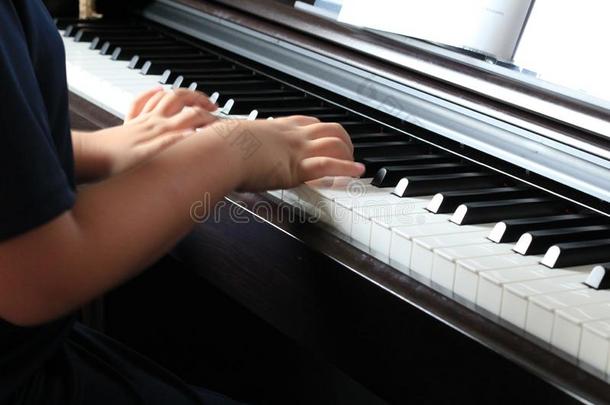 一小的男孩练习指已提到的人<strong>钢琴</strong>