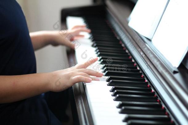 一小的男孩练习指已提到的人钢琴