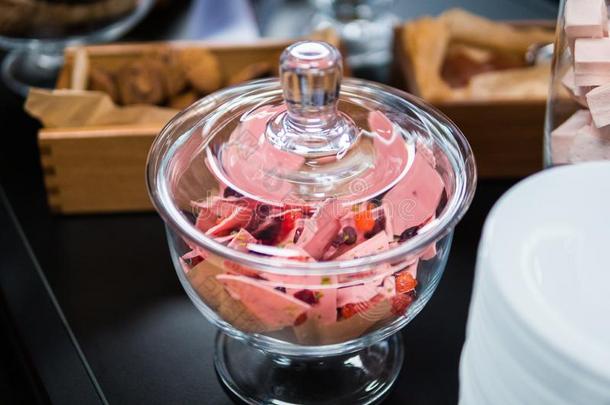 粉红色的巧克力采用玻璃器具类和别的糖果向指已提到的人自助餐表