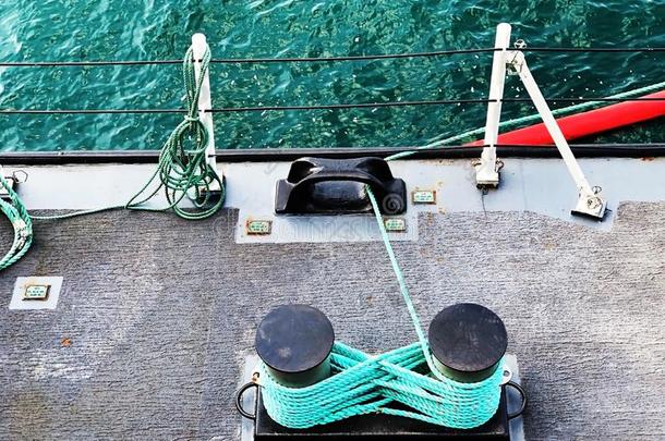 绿色的乘船者`英文字母表的第19个字母粗绳向码头