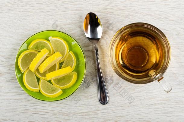 果子酱采用形状部分关于柠檬采用茶杯托,勺,杯子和茶水