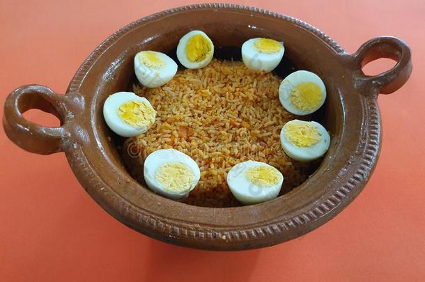 黏土罐和稻和煮熟的鸡蛋