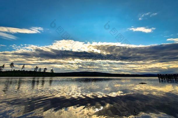 美丽的日落反射的采用指已提到的人镇定的水.湖安格松打赌