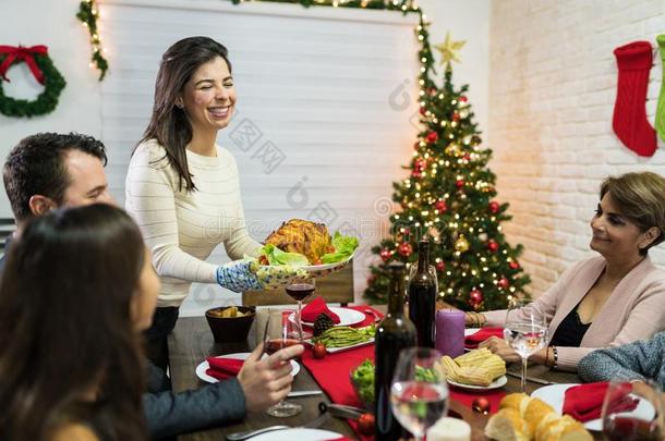 家庭获得serve的过去式圣诞节正餐在家