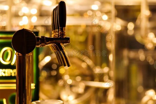 啤酒<strong>熄灯</strong>号音向分配啤酒采用马克杯和精心选择的集中和距离。
