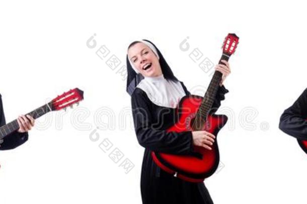 修女演奏吉他隔离的向白色的