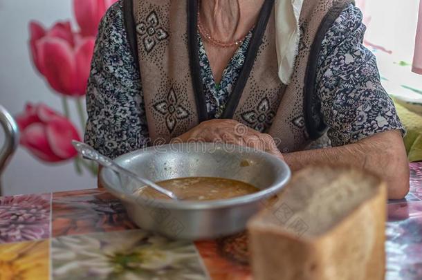 指已提到的人老的女人食物汤,慈善食物为<strong>贫</strong>穷的领取退休、养老金或抚恤金的人,store-operatedcalciuminflux