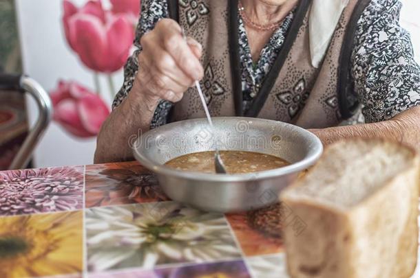 指已提到的人老的女人食物汤,慈善食物为<strong>贫</strong>穷的领取退休、养老金或抚恤金的人,store-operatedcalciuminflux