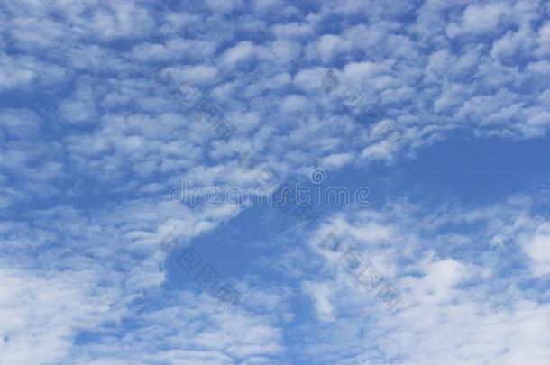 蓝色天背景和白色的云软的集中,和复制品空间