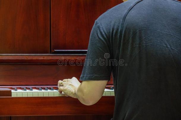 一男人演奏钢琴在奢侈旅馆
