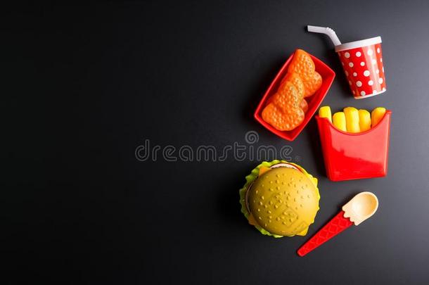 塑料制品汉堡包,法国的炸薯条快的食物向黑的背景.children儿童