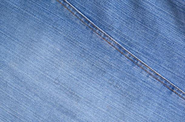 蓝色穿旧的斜纹粗棉布牛仔裤质地详述关在上面.