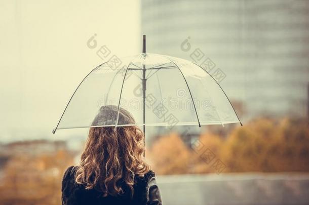 孤独的女人和透明的雨伞采用指已提到的人城镇.秋.