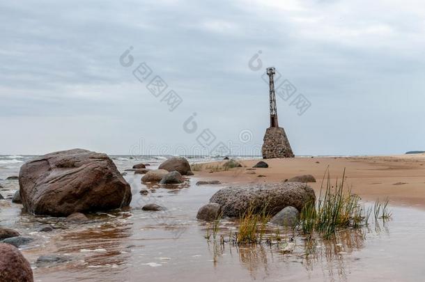 老的灯塔向沙的海滩,美丽的reflecti向s采用决胜投票wickets三柱门
