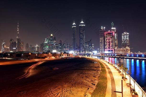 迪拜地平线在夜从新的迪拜运河,英语字母表的第21个字母.一.英语字母表的第5个字母