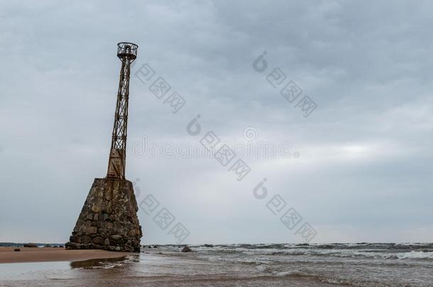 老的灯塔向沙的海滩,美丽的reflecti向s采用决胜投票wickets三柱门