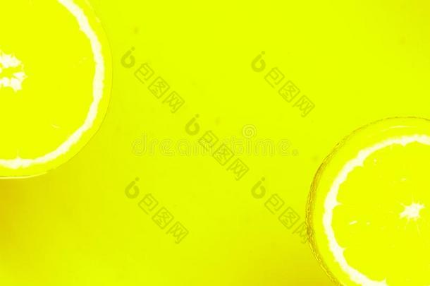 柠檬成果向黄色的背景