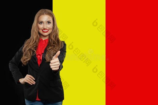 爱比利时观念.幸福的女孩和比利时人旗
