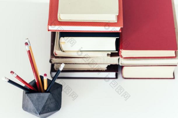 垛关于书和铅笔采用支持物,教育观念后台