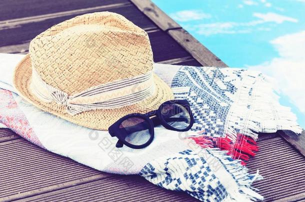 酿酒的夏<strong>柳条</strong>稻草海滩<strong>帽子</strong>,太阳眼镜和遮盖-在上面