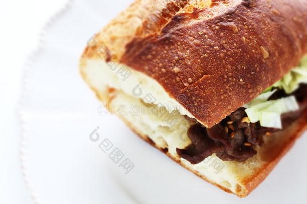 烤的牛肉和甘蓝采用法国的面包s和wich