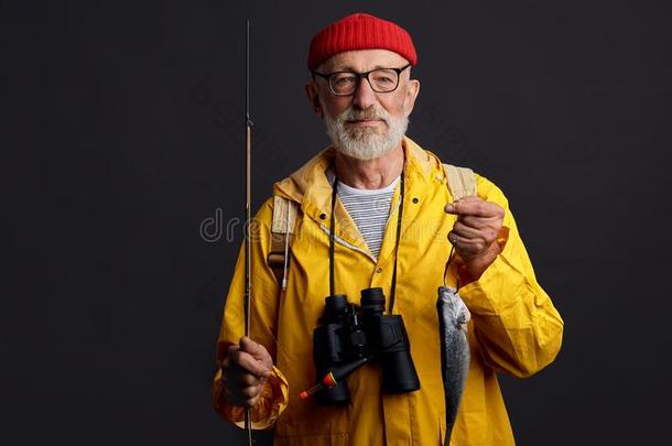 有胡须的老的有魅力的男人钓鱼鱼采用池塘,pos采用g和