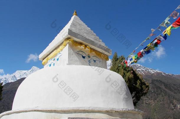老的典型的白色的佛教的佛塔采用喜马拉雅山脉