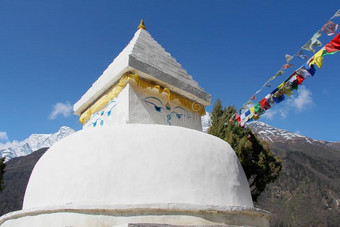 老的典型的白色的佛教的佛塔采用喜马拉雅山脉图片