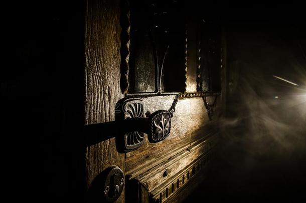 关在上面看法关于老的古老的木制的门里面的黑暗的房间.选择