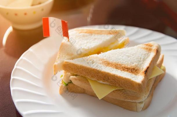 新鲜的三明治向一白色的pl一te和质地,三明治es向盘