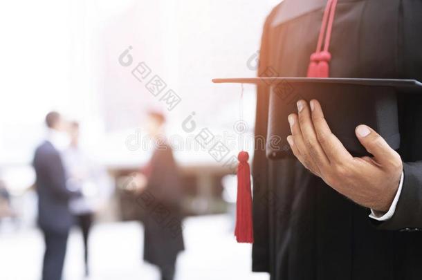毕业,学生拿住帽子采用手dur采用g开始成功