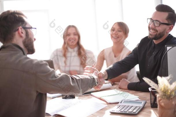 微笑的商人在一工作的会议采用指已提到的人办公室