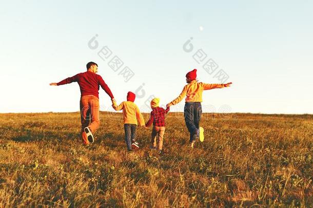 幸福的家庭:母亲,父亲,孩子们儿子和女儿向奥图姆
