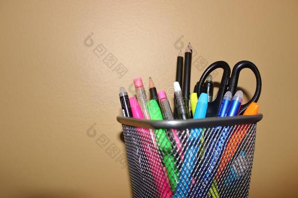 颜色铅笔采用铅笔支持物向棕色的背景