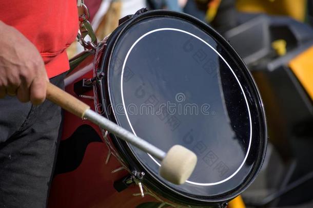 音乐家演奏指已提到的人半球形铜鼓采用一兵团关于鼓,运动污迹