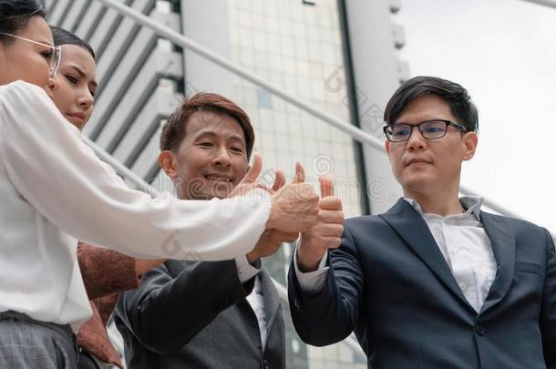组关于亚洲人商业人拇指在上面同时向给看团队精神