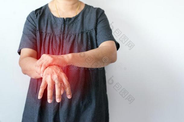 上了年纪的女人受苦和帕金森疾病症状向手