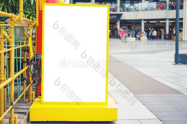 空白的白色的户外的广告板和黄色的框架向弗洛