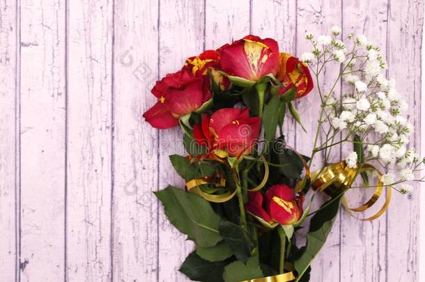 花的花束关于许多-颜色玫瑰向粉红色的木制的隔离的背